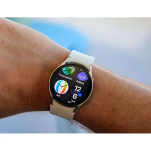 ساعت هوشمند سامسونگ مدل Galaxy Watch6 40mm، مناسب برای ورزش، روزمره، رسمی، دارای قابلیت‌های صفحه نمایش رنگی و لمسی، کنترل موسیقی، قابلیت مکالمه از طریق بلوتوث، بند سیلیکون، فرم صفحه دایره، فناوری GPS، با حافظه داخلی 16 گیگابایت،